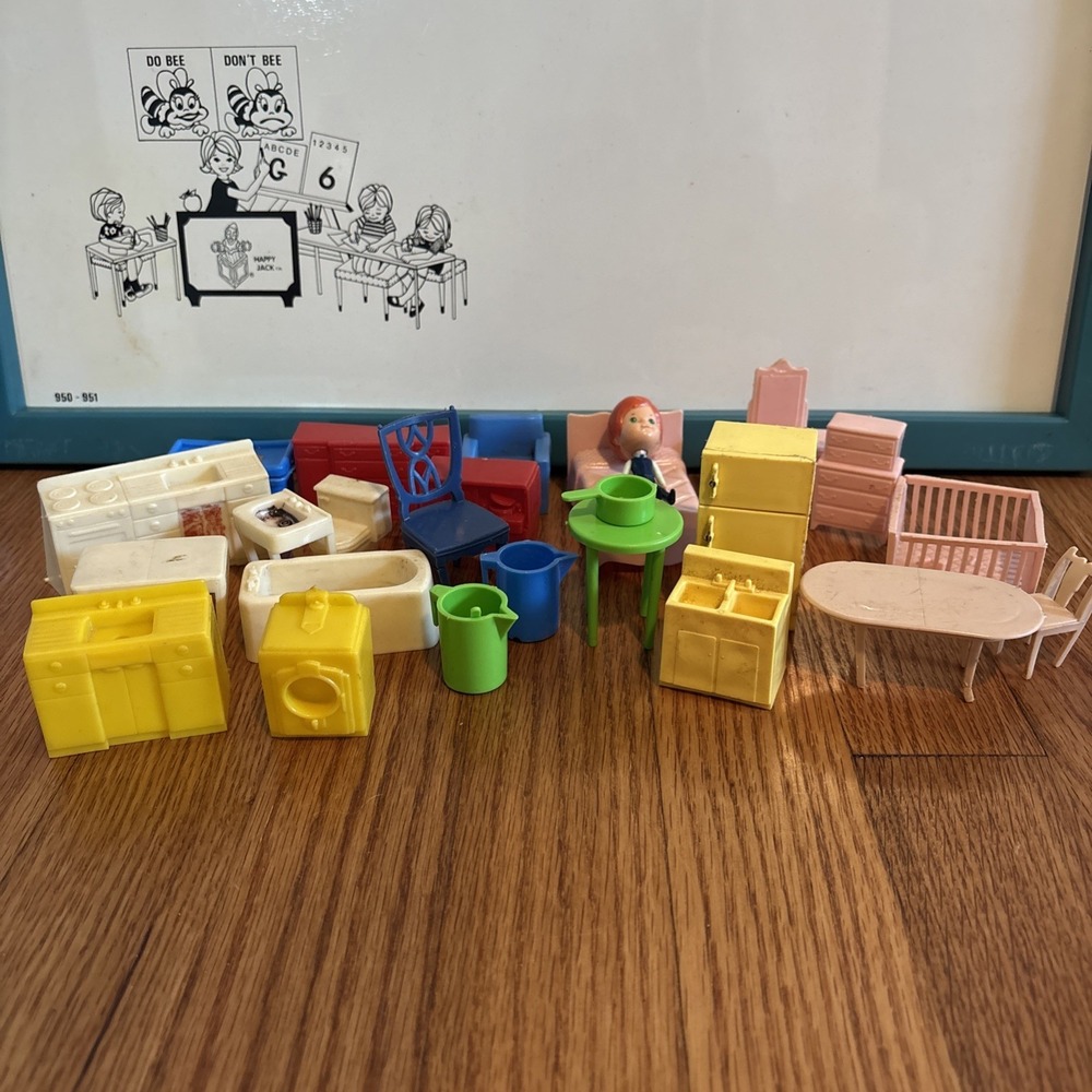 Vintage Lot Marx‎  1950s Dollhouse Furniture Kitchen, Bath, Tv Most Are 1:24